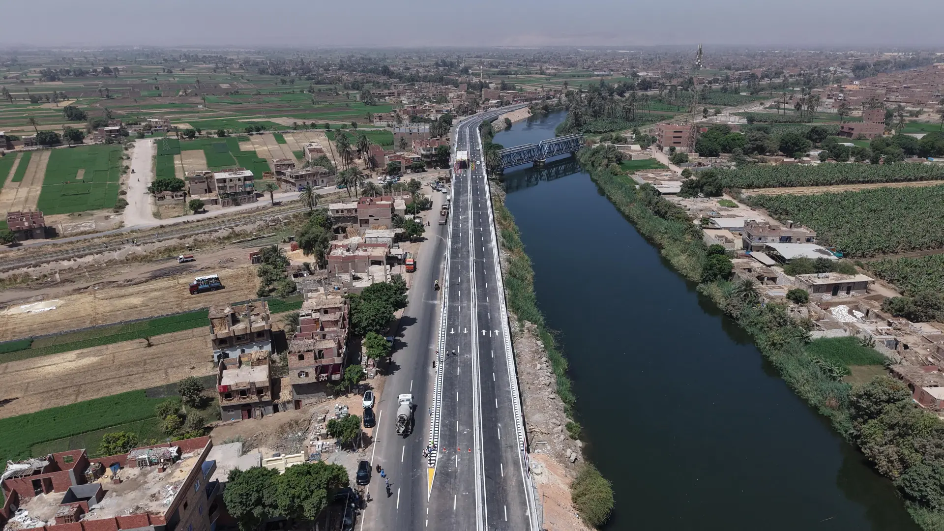 وزير النقل يشهد التشغيل التجريبي لكوبرى أبو شوشة بقنا - 1000603117