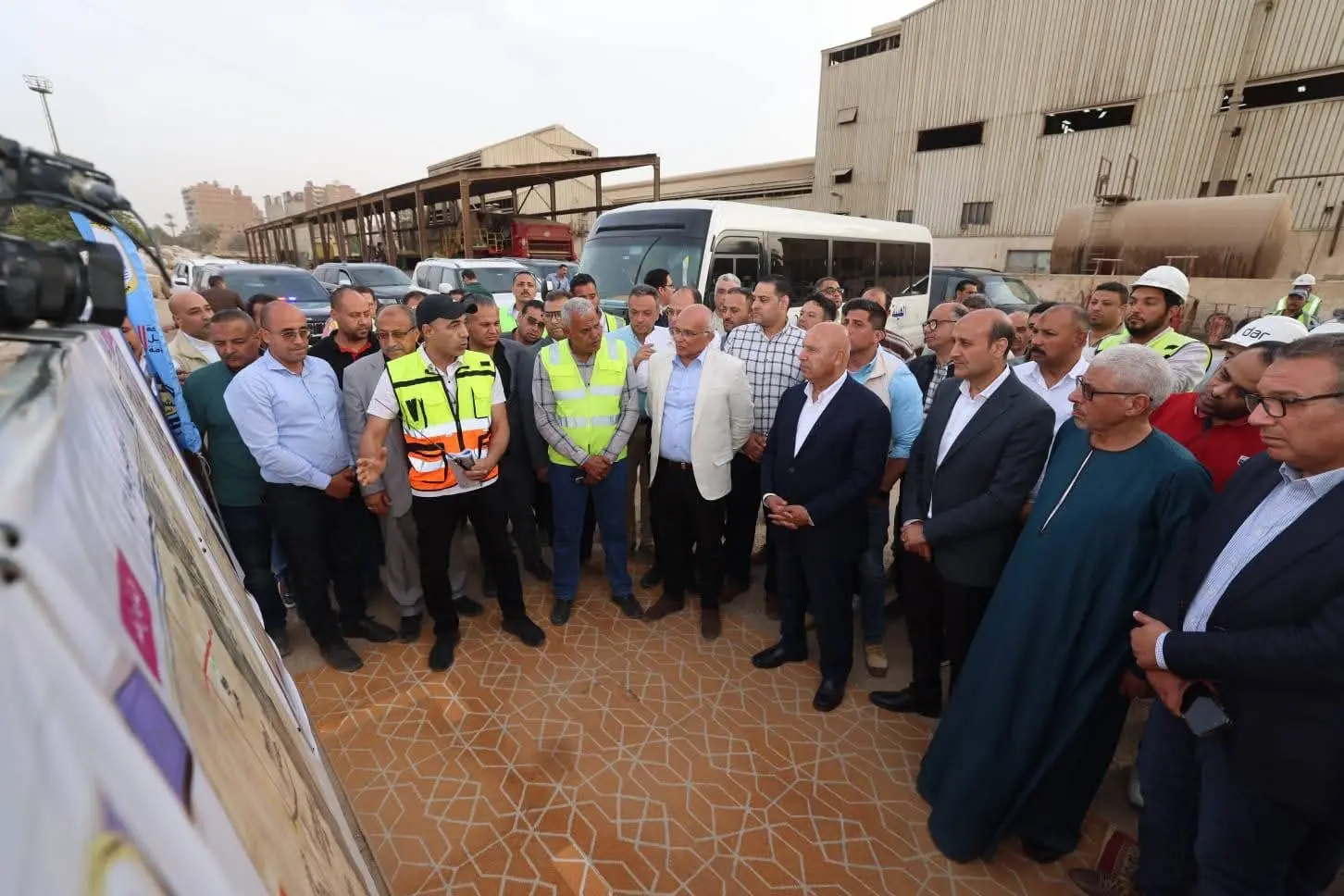 وزير النقل يتفقد مواقع العمل بمشروع تطوير طريق الصعيد الصحراوي الغربي - 1000603525