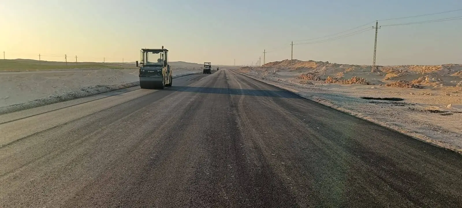 وزير النقل يتفقد مواقع العمل بمشروع تطوير طريق الصعيد الصحراوي الغربي - 1000603526