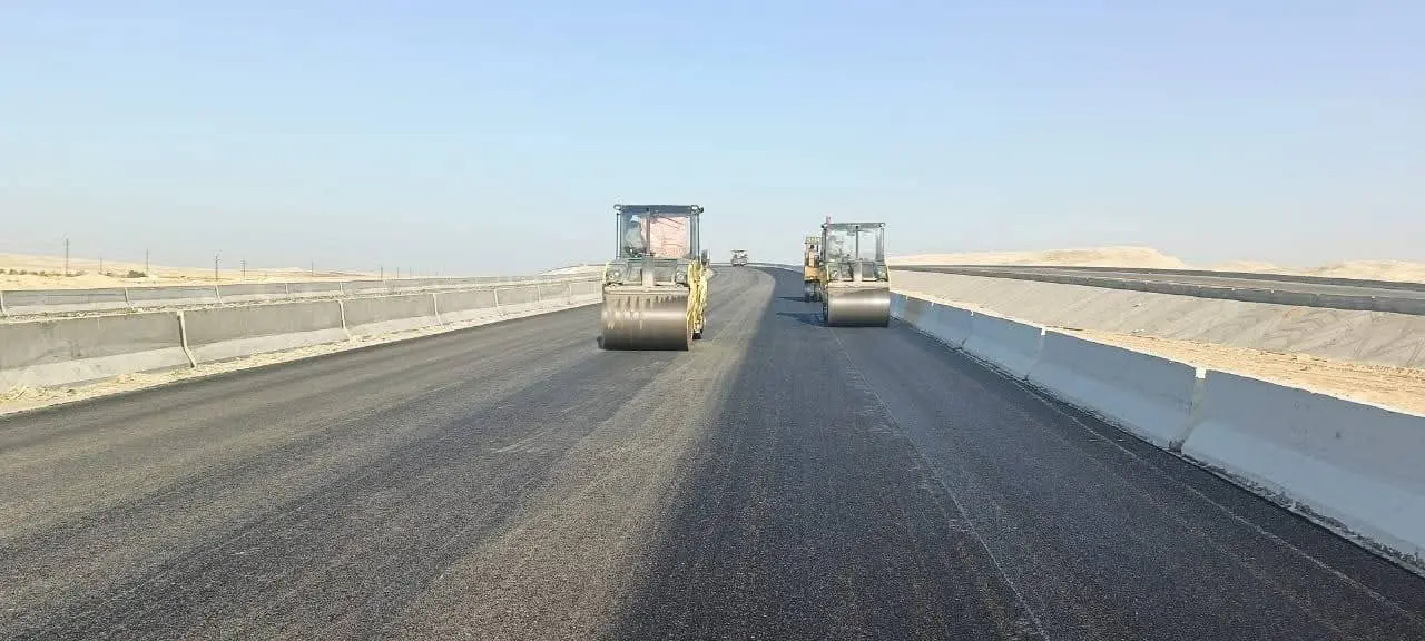 وزير النقل يتفقد مواقع العمل بمشروع تطوير طريق الصعيد الصحراوي الغربي - 1000603527