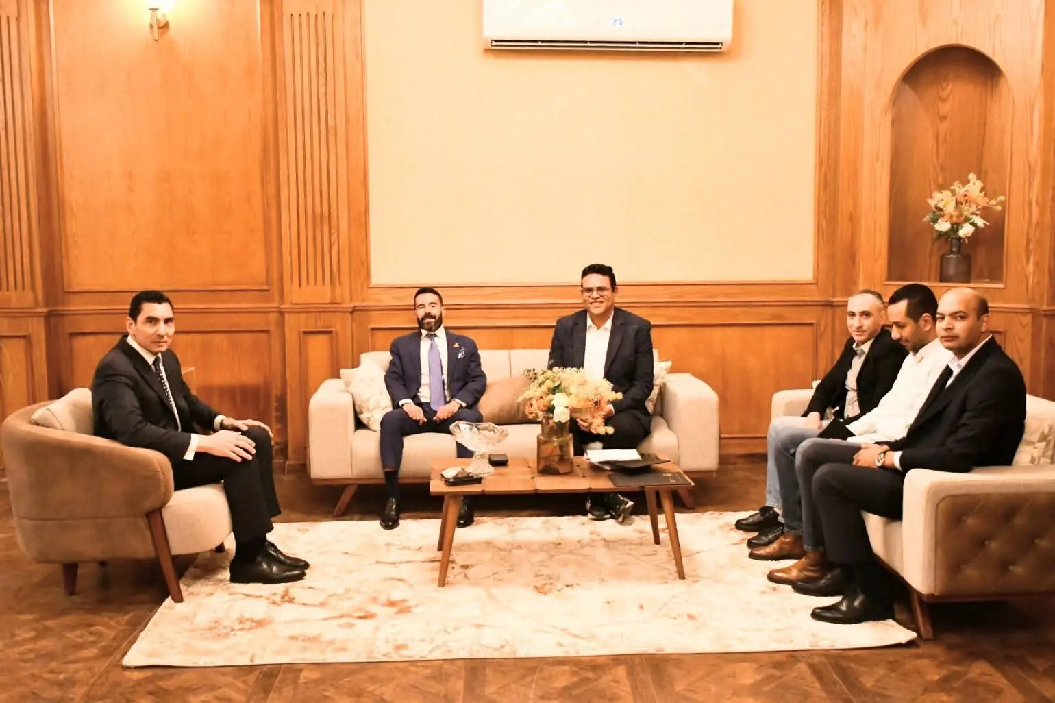 وزير الشباب والرياضة يستقبل رئيس اتحاد اللياقة التنافسية لبحث خطط الاتحاد خلال المرحلة المقبلة - 1000603939