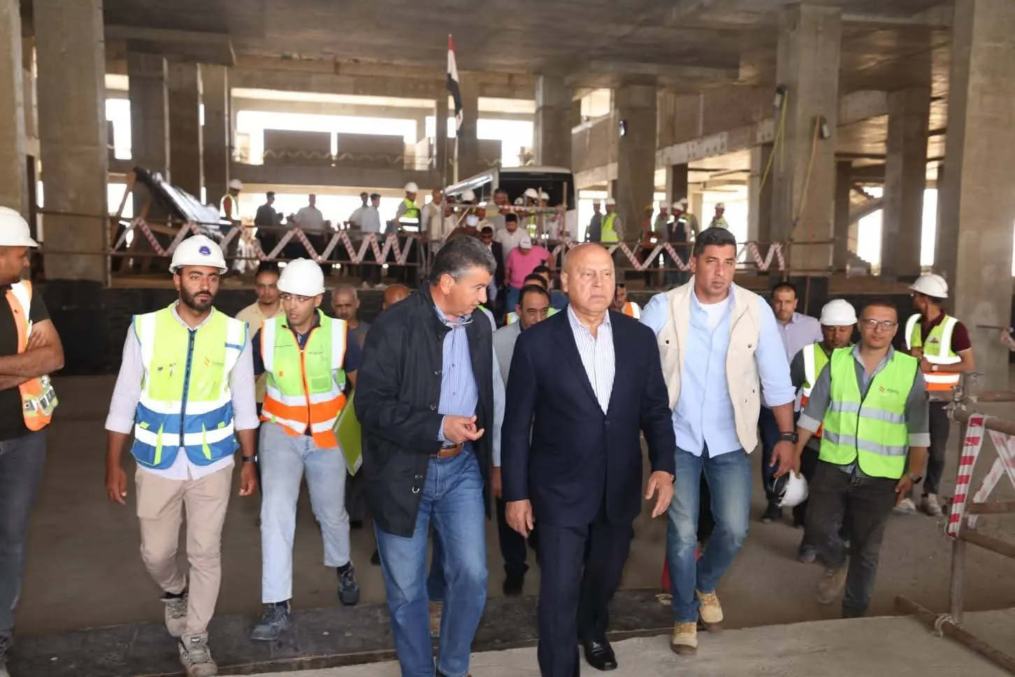وزير النقل يسلم تعويضات متضرري القطار السريع في قنا ويؤكد: توجيهات رئاسية بعدم الإضرار بالمواطنين - 1000605709
