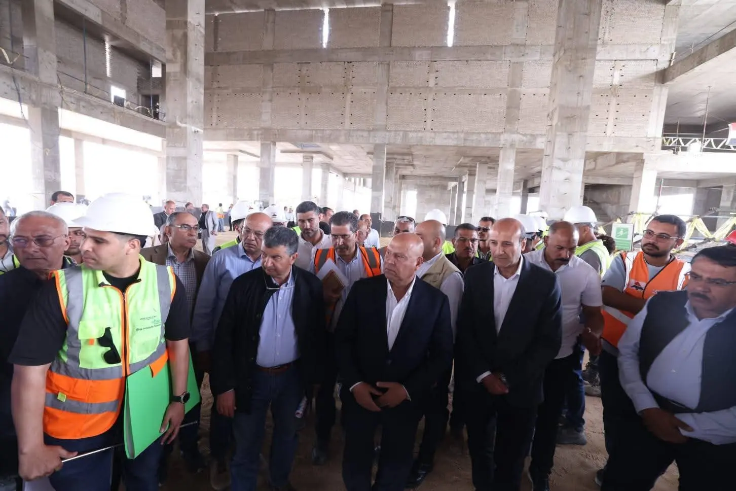 وزير النقل يسلم تعويضات متضرري القطار السريع في قنا ويؤكد: توجيهات رئاسية بعدم الإضرار بالمواطنين - 1000605710