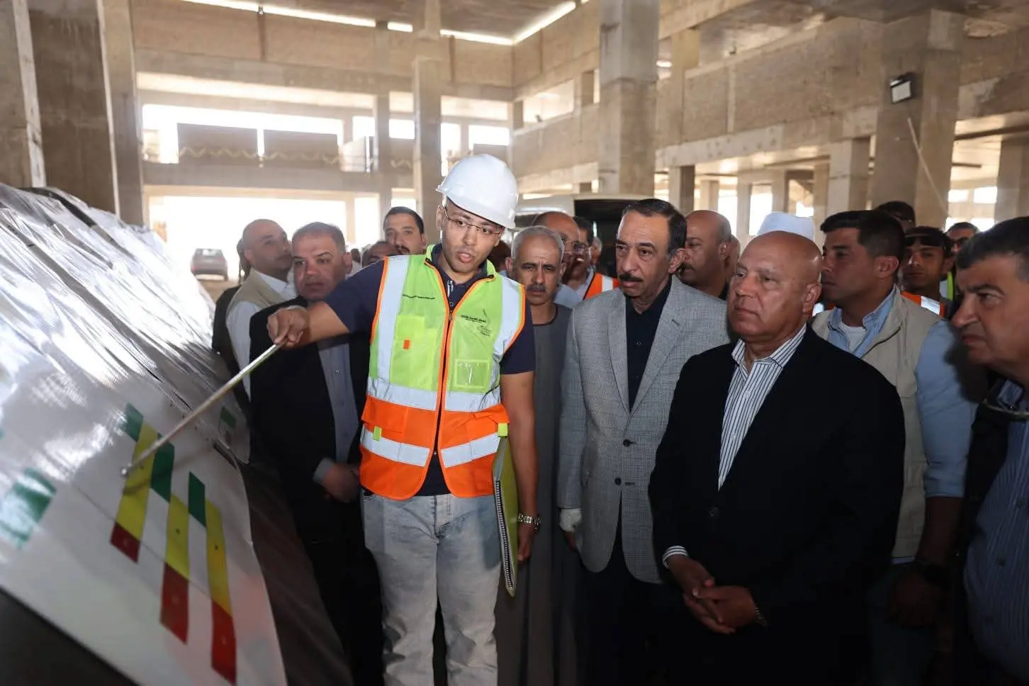وزير النقل يسلم تعويضات متضرري القطار السريع في قنا ويؤكد: توجيهات رئاسية بعدم الإضرار بالمواطنين - 1000605713