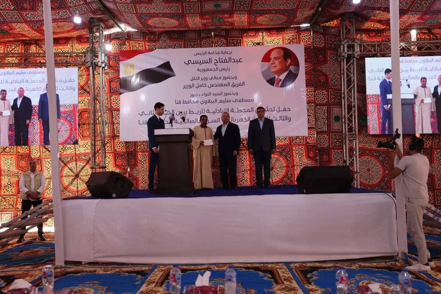 وزير النقل يسلم تعويضات متضرري القطار السريع في قنا ويؤكد: توجيهات رئاسية بعدم الإضرار بالمواطنين - 1000605717