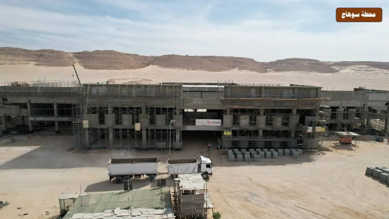 وزير النقل يسلم تعويضات متضرري القطار السريع في قنا ويؤكد: توجيهات رئاسية بعدم الإضرار بالمواطنين - 1000605721