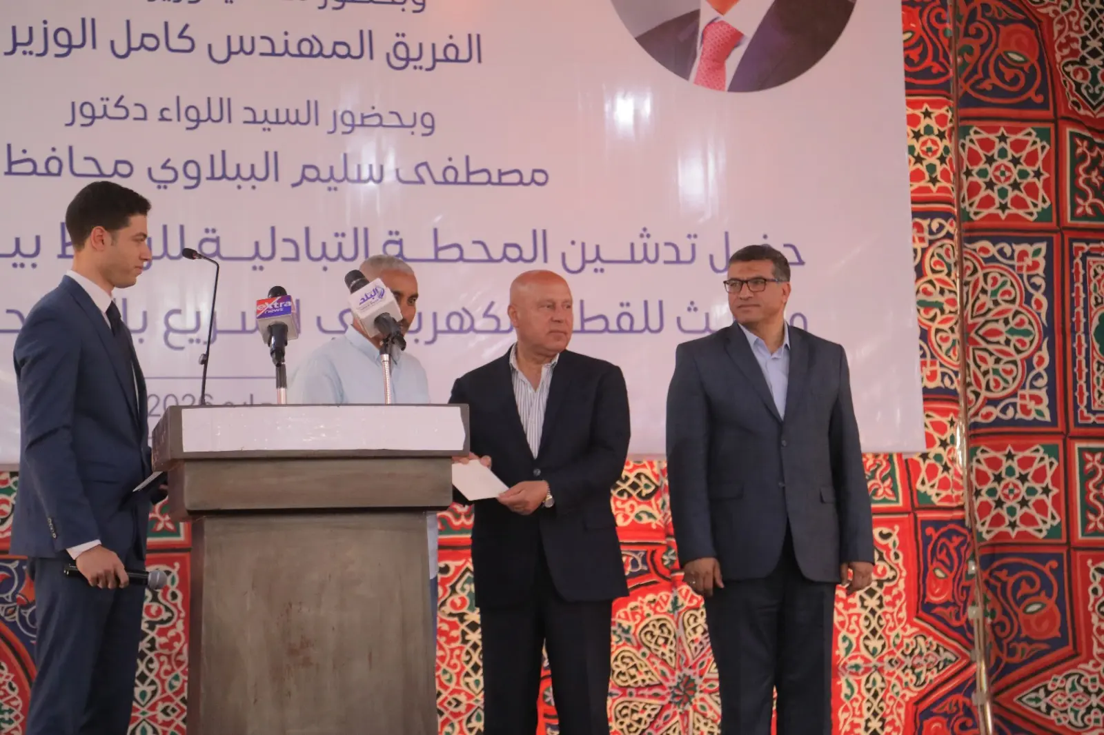 وزير النقل يسلم تعويضات متضرري القطار السريع في قنا ويؤكد: توجيهات رئاسية بعدم الإضرار بالمواطنين - 1000605773
