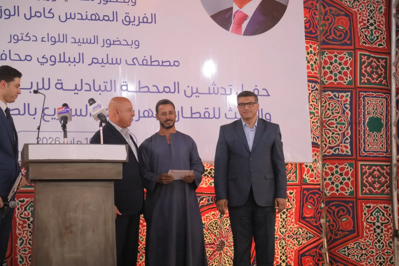 وزير النقل يسلم تعويضات متضرري القطار السريع في قنا ويؤكد: توجيهات رئاسية بعدم الإضرار بالمواطنين - 1000605775 1