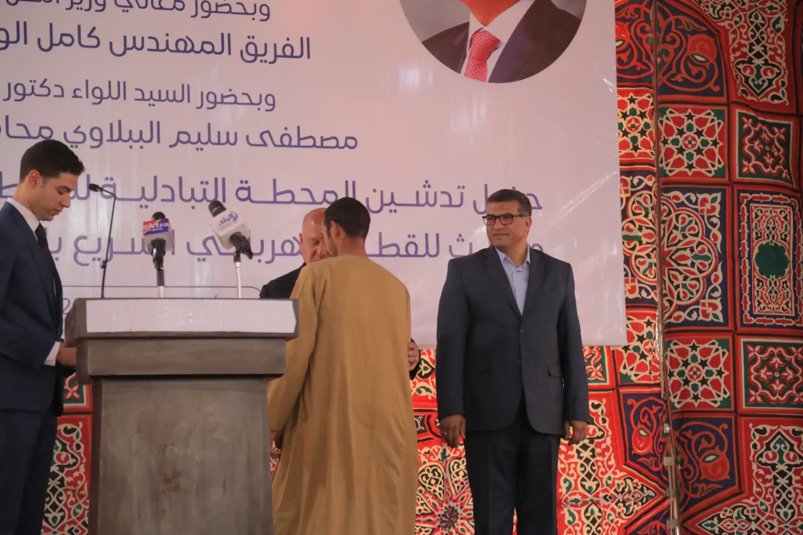وزير النقل يسلم تعويضات متضرري القطار السريع في قنا ويؤكد: توجيهات رئاسية بعدم الإضرار بالمواطنين - 1000605779