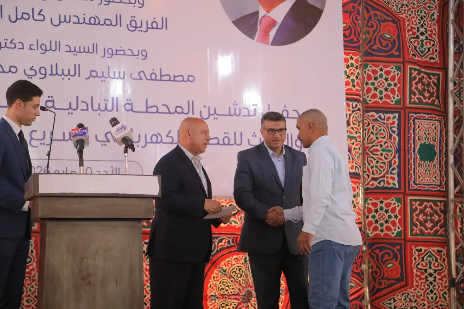 وزير النقل يسلم تعويضات متضرري القطار السريع في قنا ويؤكد: توجيهات رئاسية بعدم الإضرار بالمواطنين