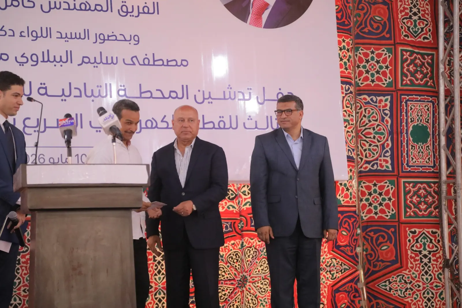 وزير النقل يسلم تعويضات متضرري القطار السريع في قنا ويؤكد: توجيهات رئاسية بعدم الإضرار بالمواطنين - 1000605785
