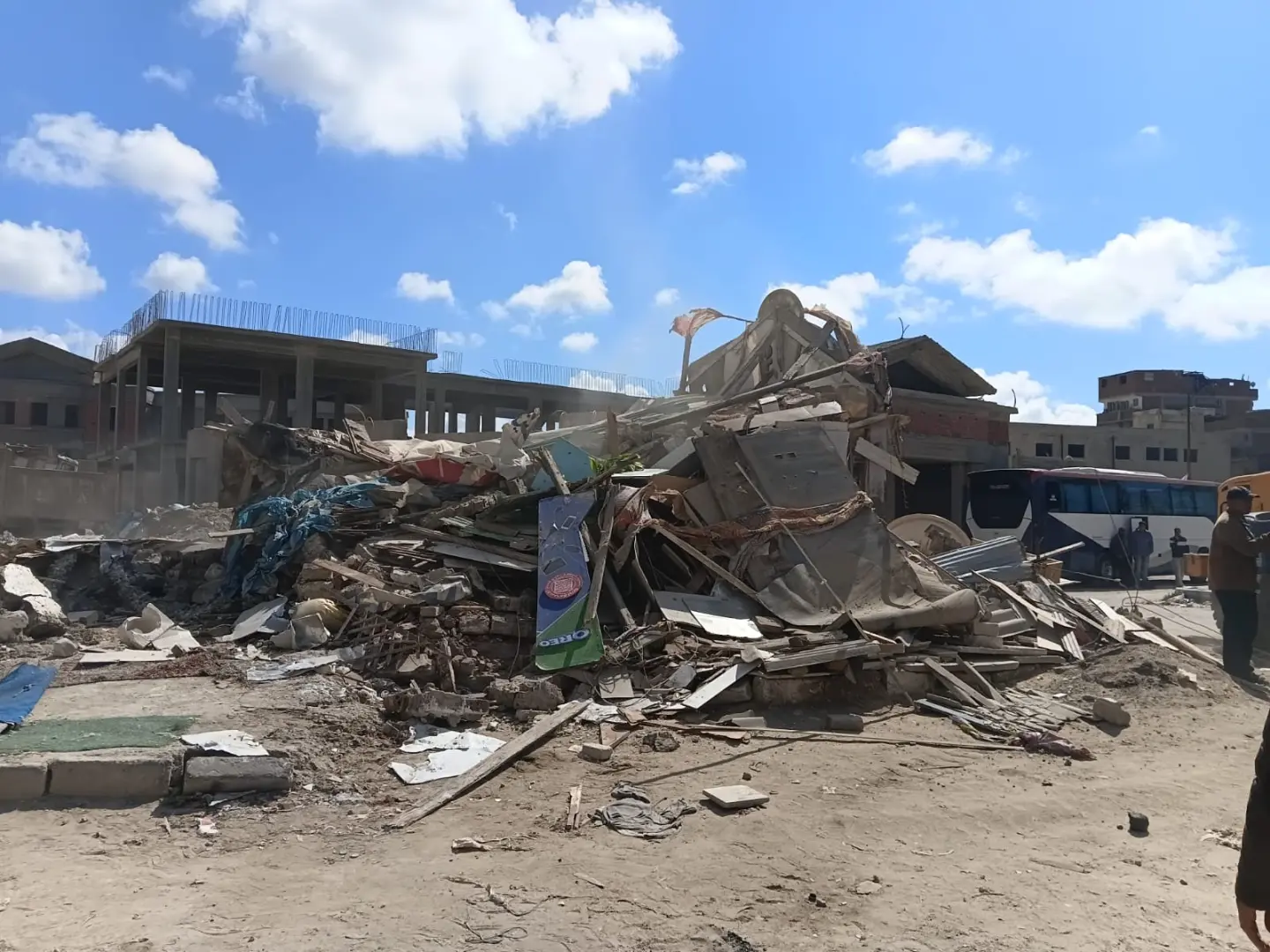 حي شرق الإسكندرية: حملة مكبرة لإزالة الإشغالات بشارع الجامعة الأهلية تسفر عن إزالة 42 حالة مخالفة - 1000607133