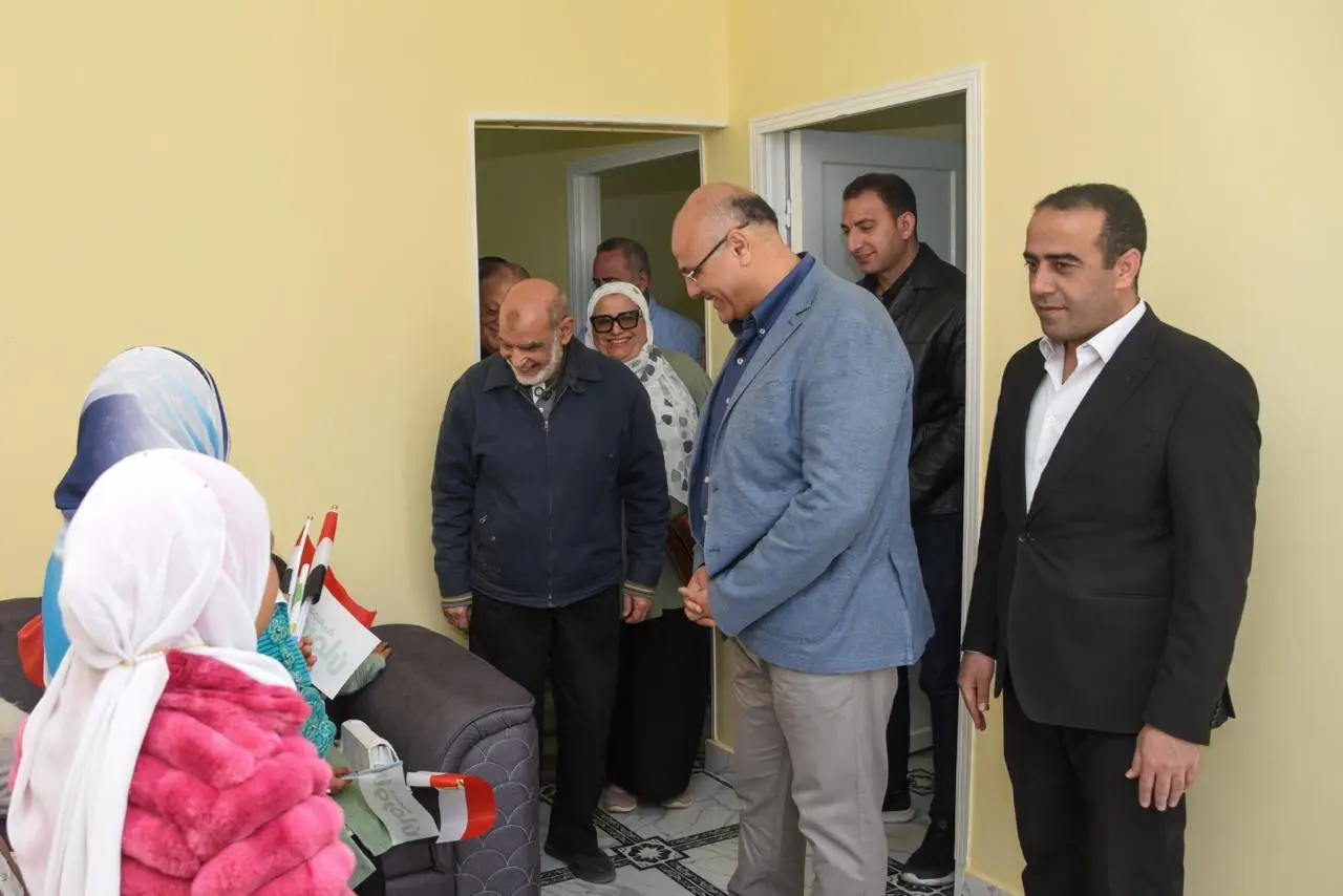 محافظ الإسكندرية يفتتح مشروع تطوير قرية بغداد بالعامرية ويُسلم مفاتيح المنازل الجديدة للأهال - 1000607164