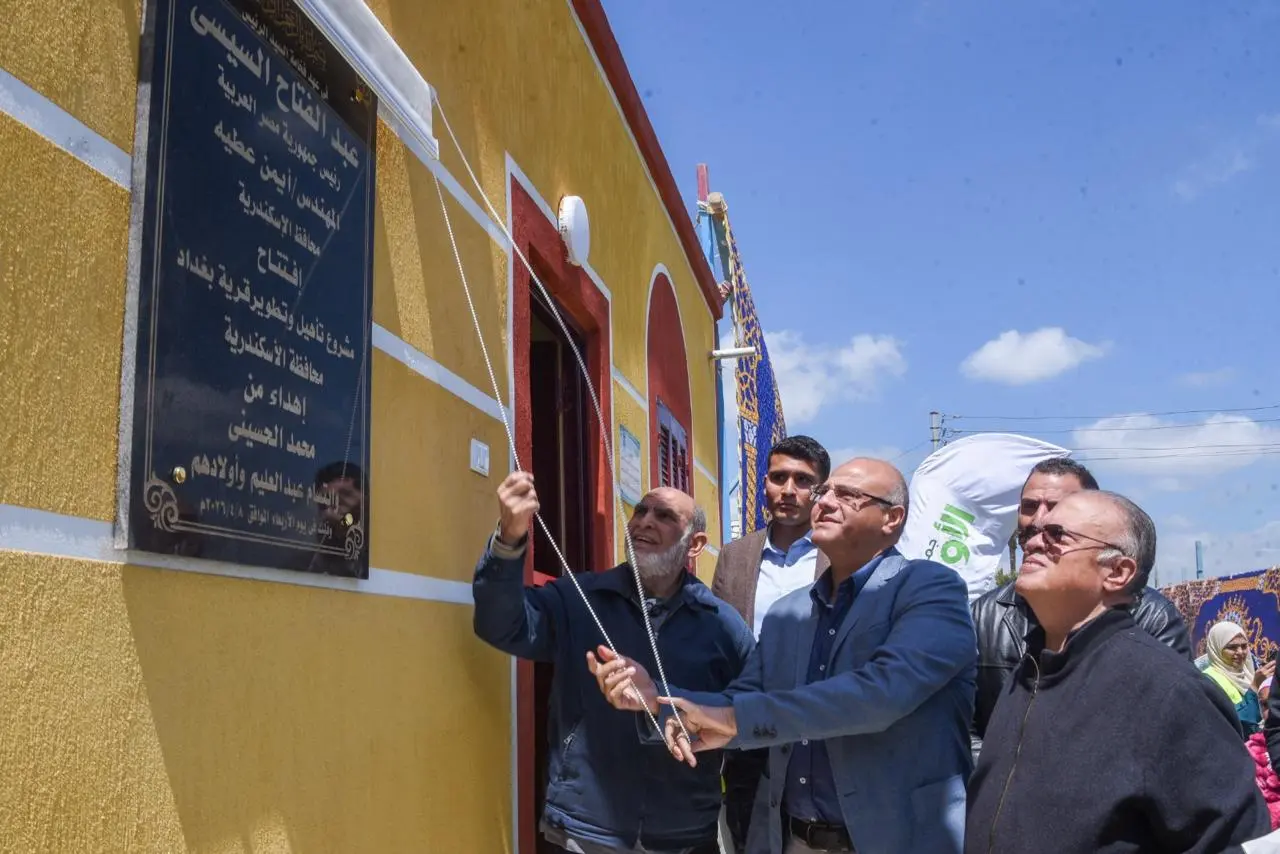 محافظ الإسكندرية يفتتح مشروع تطوير قرية بغداد بالعامرية ويُسلم مفاتيح المنازل الجديدة للأهال - 1000607165