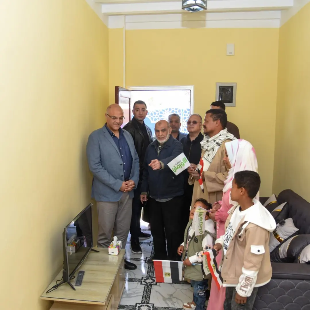 محافظ الإسكندرية يفتتح مشروع تطوير قرية بغداد بالعامرية ويُسلم مفاتيح المنازل الجديدة للأهال - 1000607166