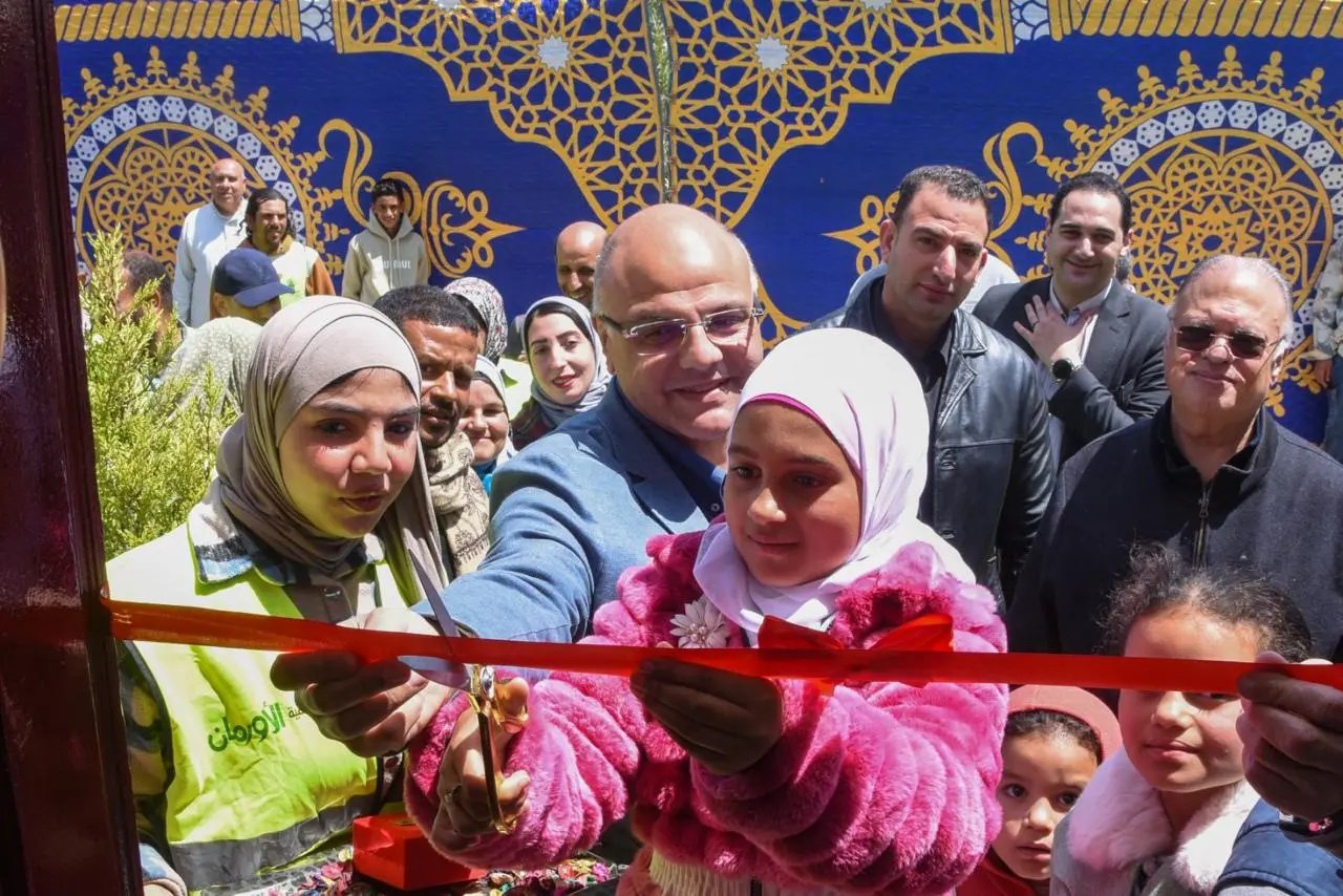 محافظ الإسكندرية يفتتح مشروع تطوير قرية بغداد بالعامرية ويُسلم مفاتيح المنازل الجديدة للأهال - 1000607171