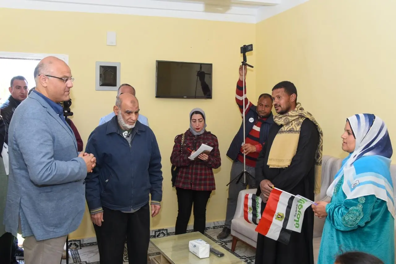 محافظ الإسكندرية يفتتح مشروع تطوير قرية بغداد بالعامرية ويُسلم مفاتيح المنازل الجديدة للأهال - 1000607179
