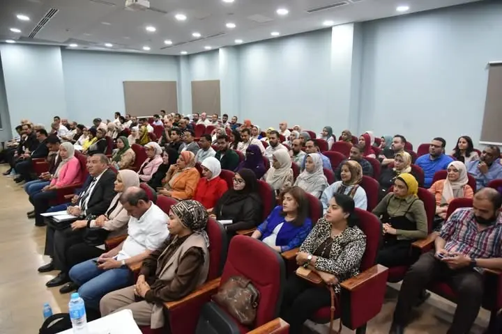 نائب وزير الصحة تجري جولة موسعة بقنا لمتابعة الاستراتيجية السكانية وتطوير الرعاية الصحية - 1000609877