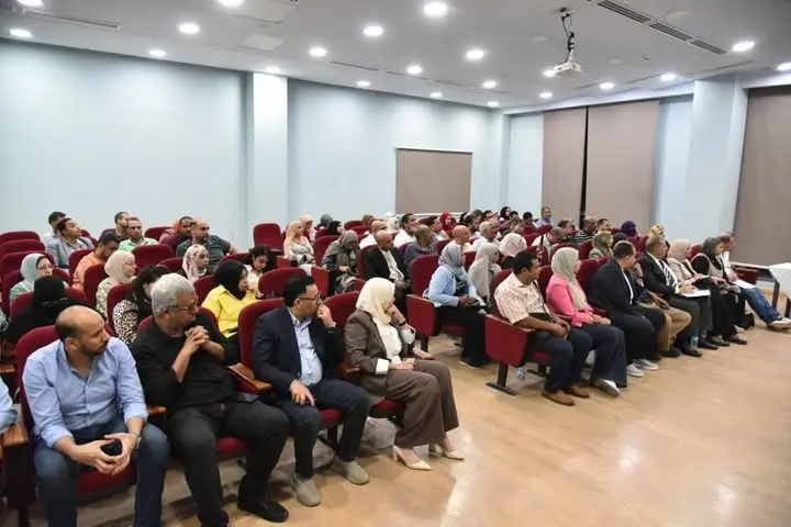 نائب وزير الصحة تجري جولة موسعة بقنا لمتابعة الاستراتيجية السكانية وتطوير الرعاية الصحية - 1000609881