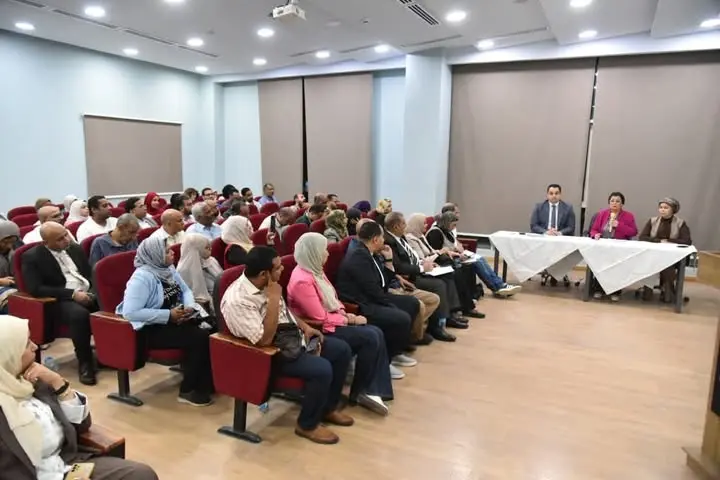 نائب وزير الصحة تجري جولة موسعة بقنا لمتابعة الاستراتيجية السكانية وتطوير الرعاية الصحية - 1000609882