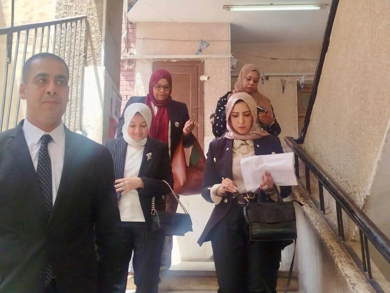 النيابة الإدارية بسوهاج تعاين مدرسة ابتدائية للتحقيق في واقعة اتهام عامل بهتك عرض تلميذة