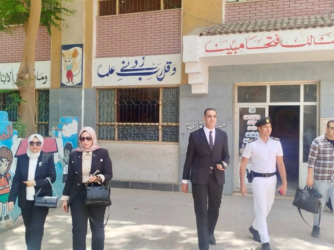 النيابة الإدارية بسوهاج تعاين مدرسة ابتدائية للتحقيق في واقعة اتهام عامل بهتك عرض تلميذة - 1000612356
