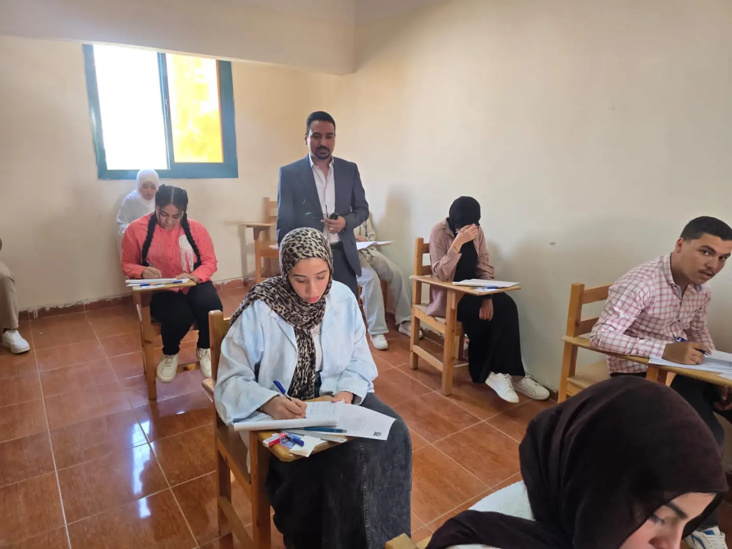 انطلاق امتحانات الفرقة الأولى بالمعهد الفني الصحي بقنا للعام الجامعي 2025/2026 - 1000614290