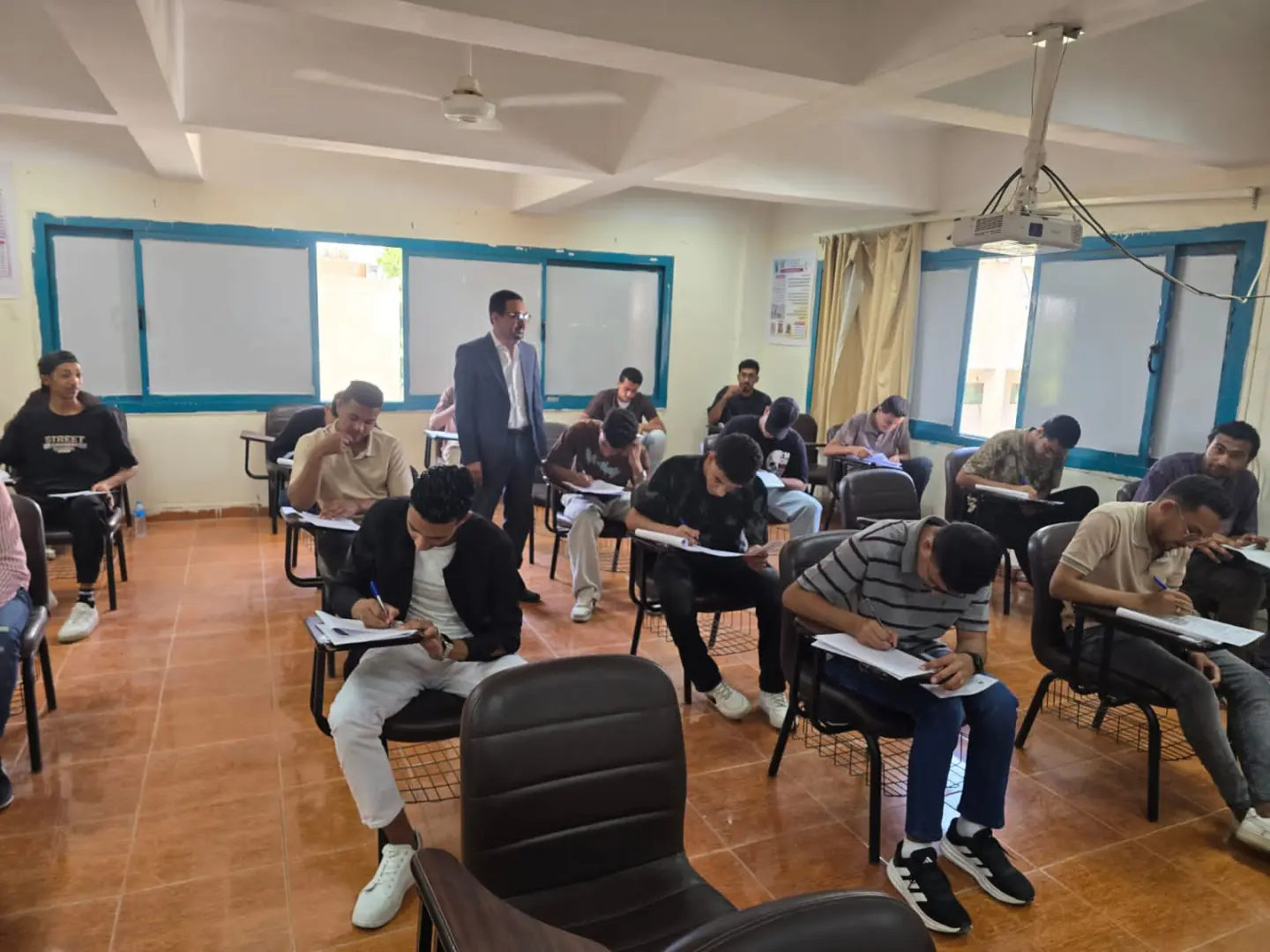 انطلاق امتحانات الفرقة الأولى بالمعهد الفني الصحي بقنا للعام الجامعي 2025/2026 - 1000614301