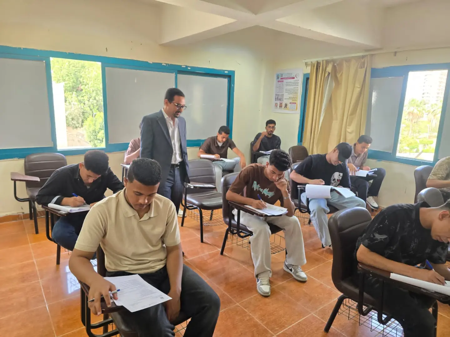 انطلاق امتحانات الفرقة الأولى بالمعهد الفني الصحي بقنا للعام الجامعي 2025/2026 - 1000614302