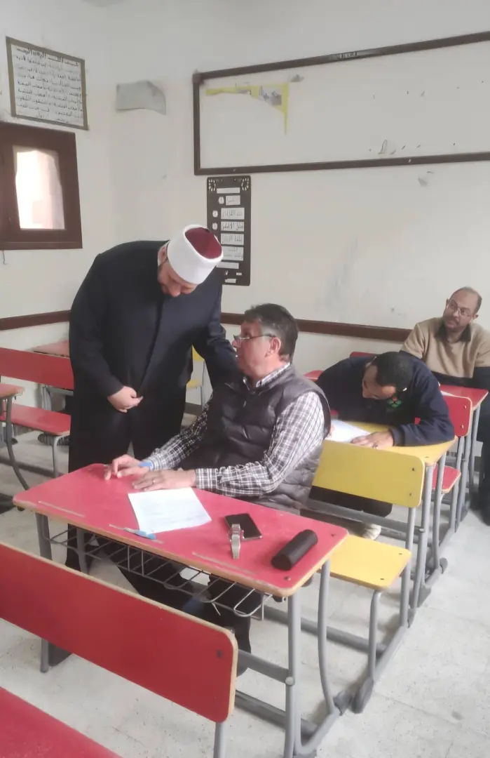 رئيس منطقة الإسكندرية الأزهرية يتابع اختبارات رواق العلوم الشرعية والعربية - 1000614502