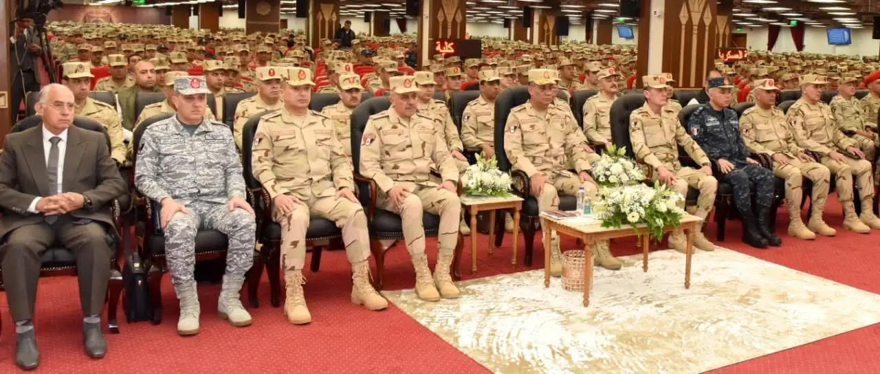 وزير الدفاع: حريصون على إعداد أجيال جديدة قادرة على خدمة الوطن بمختلف المجالات - 1000615656