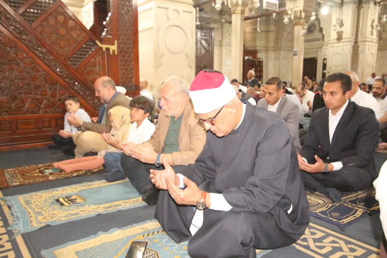بالصور.. الملك أحمد فؤاد الثاني يؤدي صلاة الجمعة بمسجد القائد إبراهيم في الإسكندرية - 1000617368