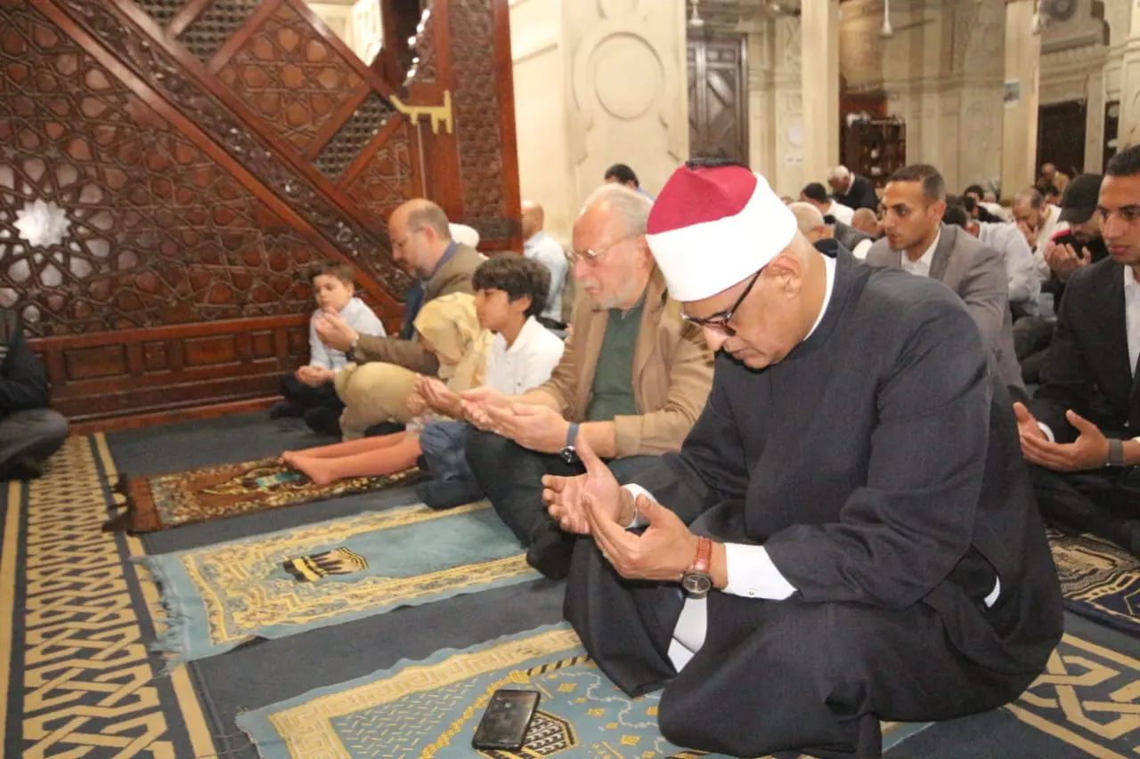 بالصور.. الملك أحمد فؤاد الثاني يؤدي صلاة الجمعة بمسجد القائد إبراهيم في الإسكندرية - 1000617371