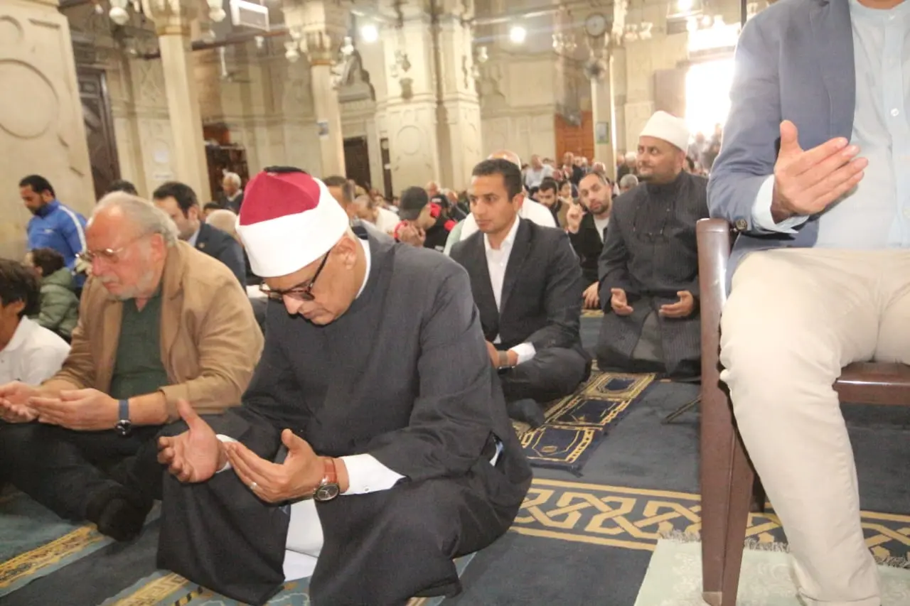 بالصور.. الملك أحمد فؤاد الثاني يؤدي صلاة الجمعة بمسجد القائد إبراهيم في الإسكندرية - 1000617373