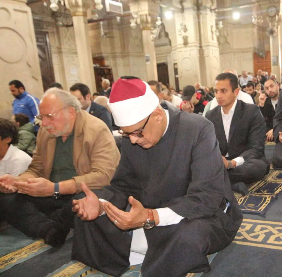 بالصور.. الملك أحمد فؤاد الثاني يؤدي صلاة الجمعة بمسجد القائد إبراهيم في الإسكندرية - 1000617376