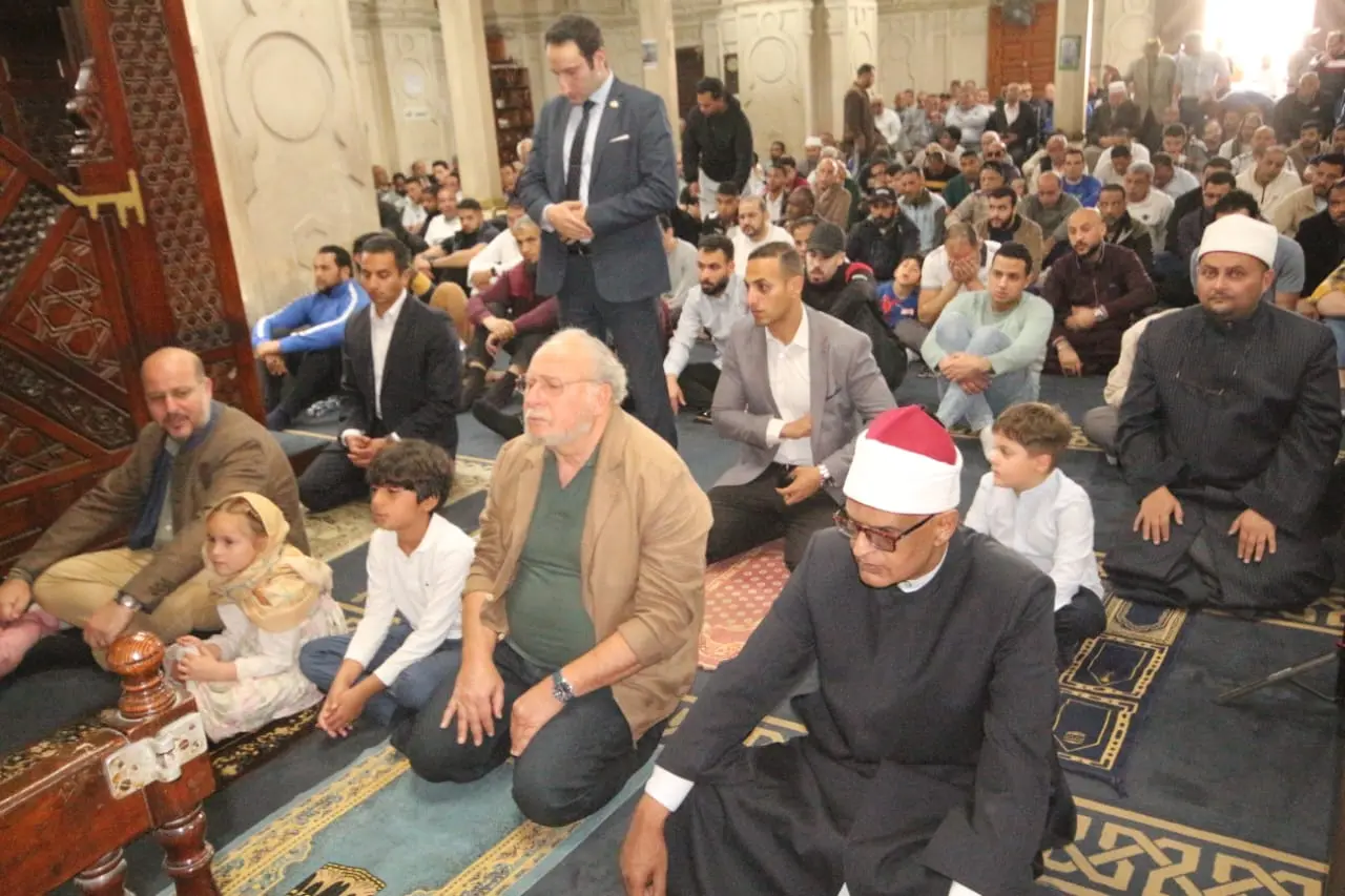 بالصور.. الملك أحمد فؤاد الثاني يؤدي صلاة الجمعة بمسجد القائد إبراهيم في الإسكندرية - 1000617378