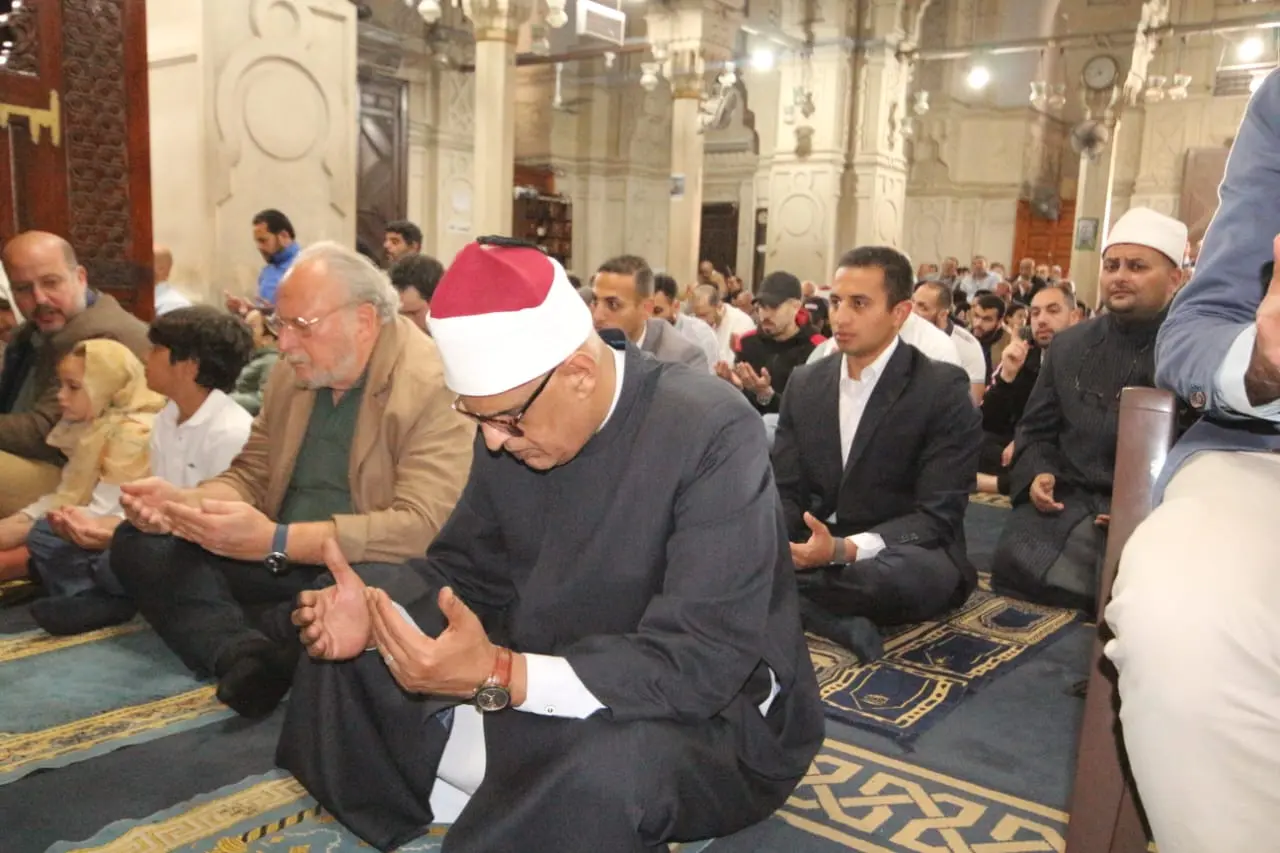 بالصور.. الملك أحمد فؤاد الثاني يؤدي صلاة الجمعة بمسجد القائد إبراهيم في الإسكندرية - 1000617379