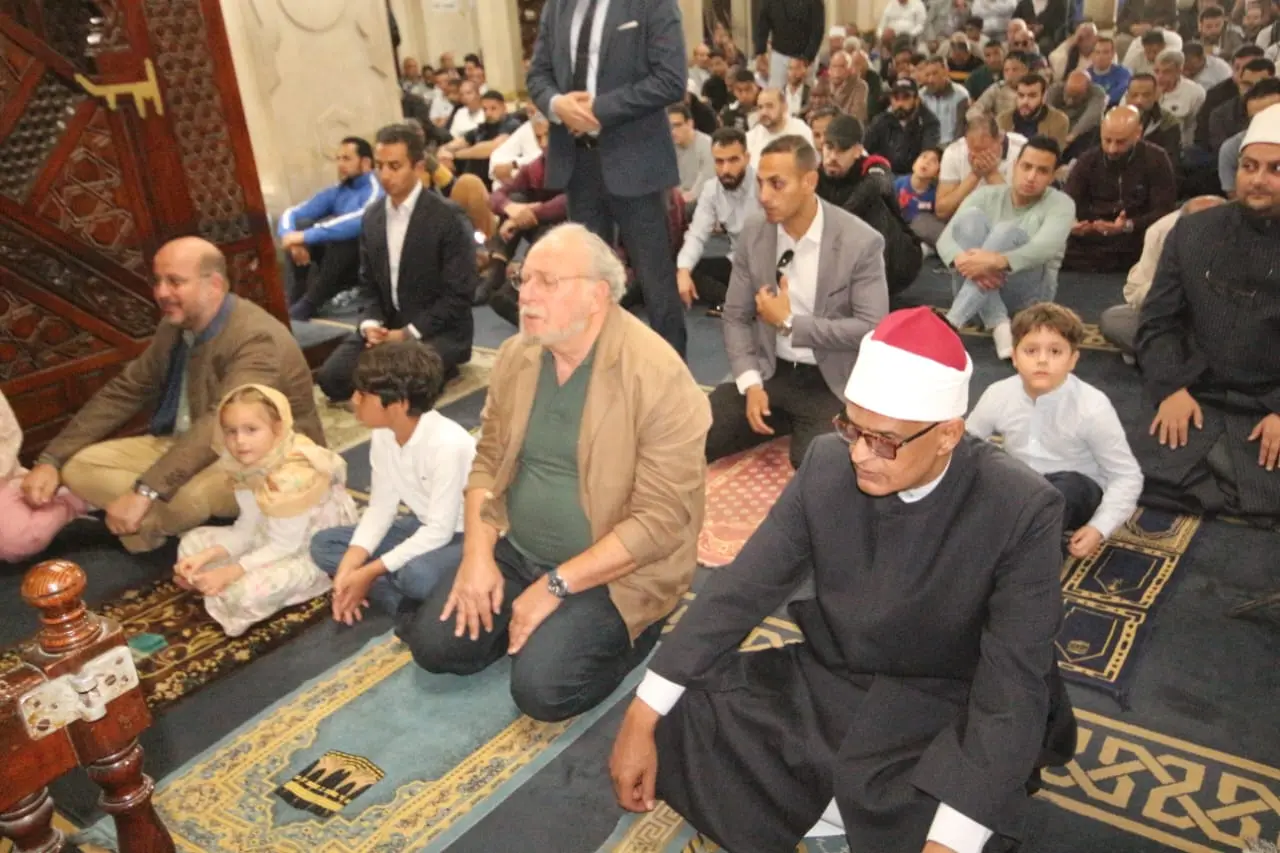 بالصور.. الملك أحمد فؤاد الثاني يؤدي صلاة الجمعة بمسجد القائد إبراهيم في الإسكندرية - 1000617382