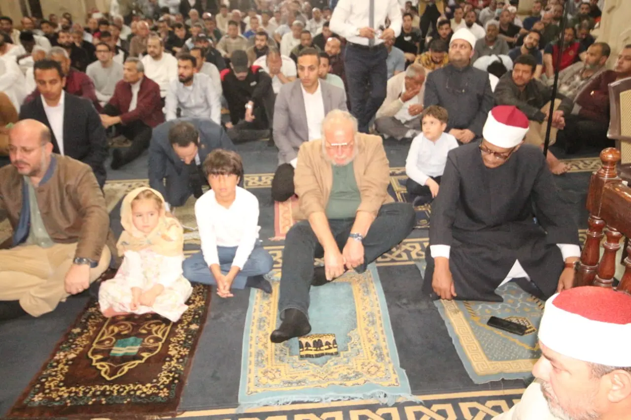 بالصور.. الملك أحمد فؤاد الثاني يؤدي صلاة الجمعة بمسجد القائد إبراهيم في الإسكندرية - 1000617384
