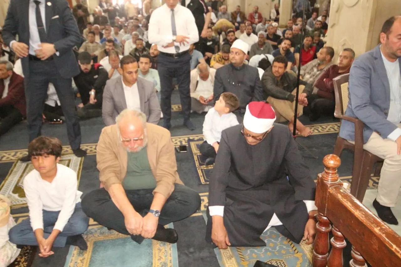 بالصور.. الملك أحمد فؤاد الثاني يؤدي صلاة الجمعة بمسجد القائد إبراهيم في الإسكندرية - 1000617385