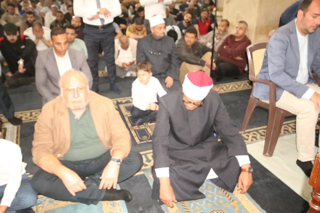 بالصور.. الملك أحمد فؤاد الثاني يؤدي صلاة الجمعة بمسجد القائد إبراهيم في الإسكندرية - 1000617386