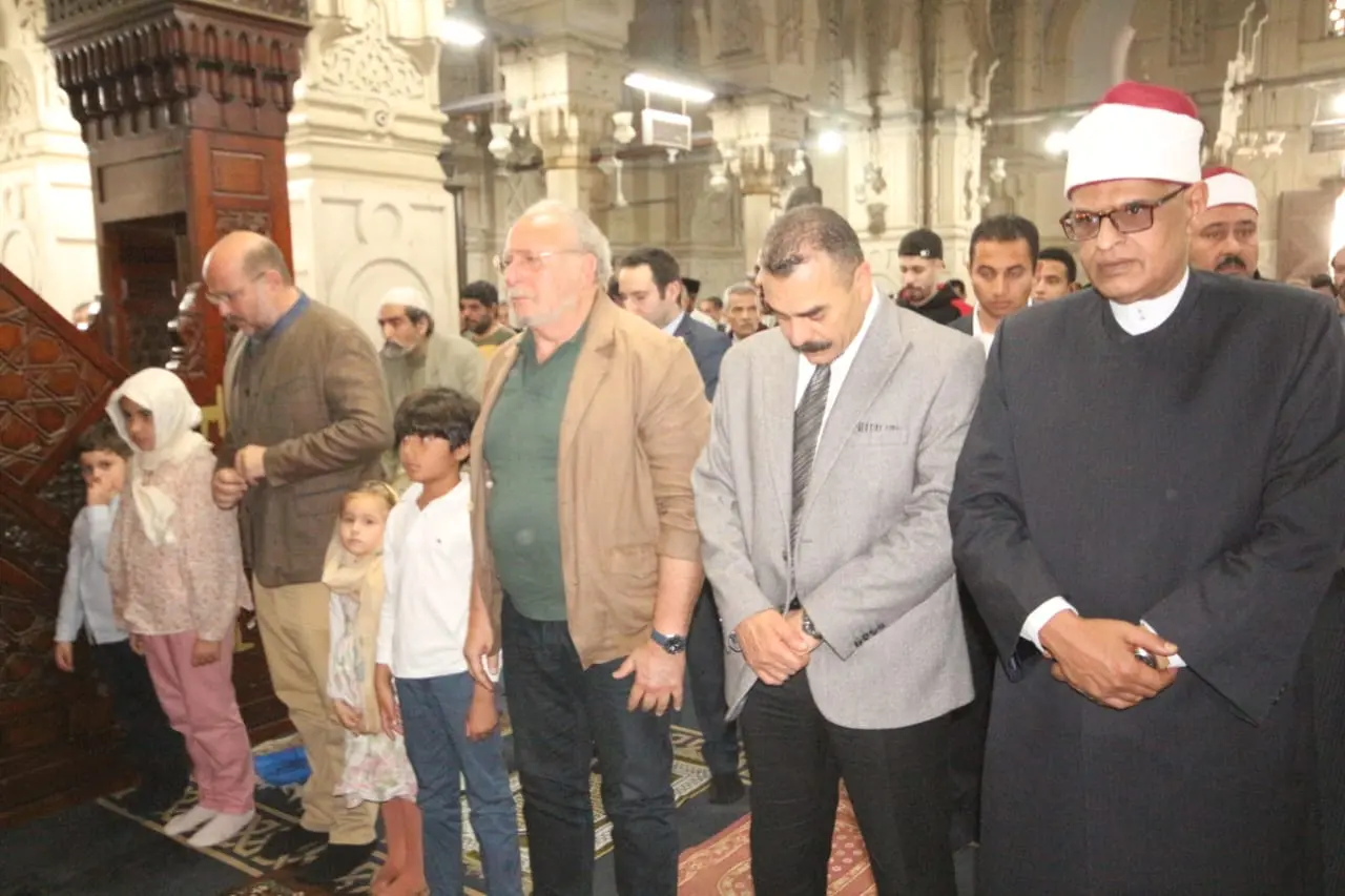 بالصور.. الملك أحمد فؤاد الثاني يؤدي صلاة الجمعة بمسجد القائد إبراهيم في الإسكندرية - 1000617389