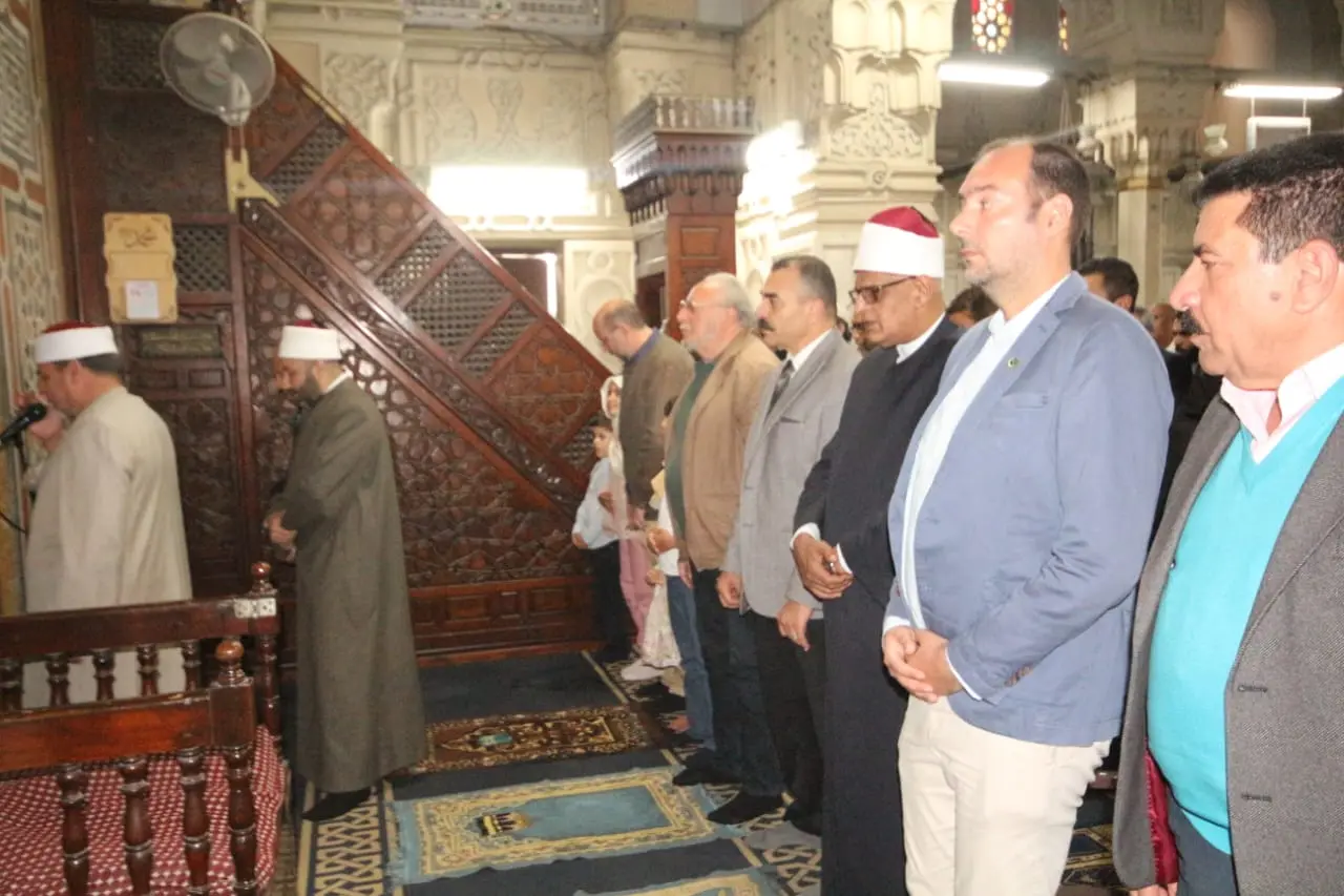 بالصور.. الملك أحمد فؤاد الثاني يؤدي صلاة الجمعة بمسجد القائد إبراهيم في الإسكندرية - 1000617390