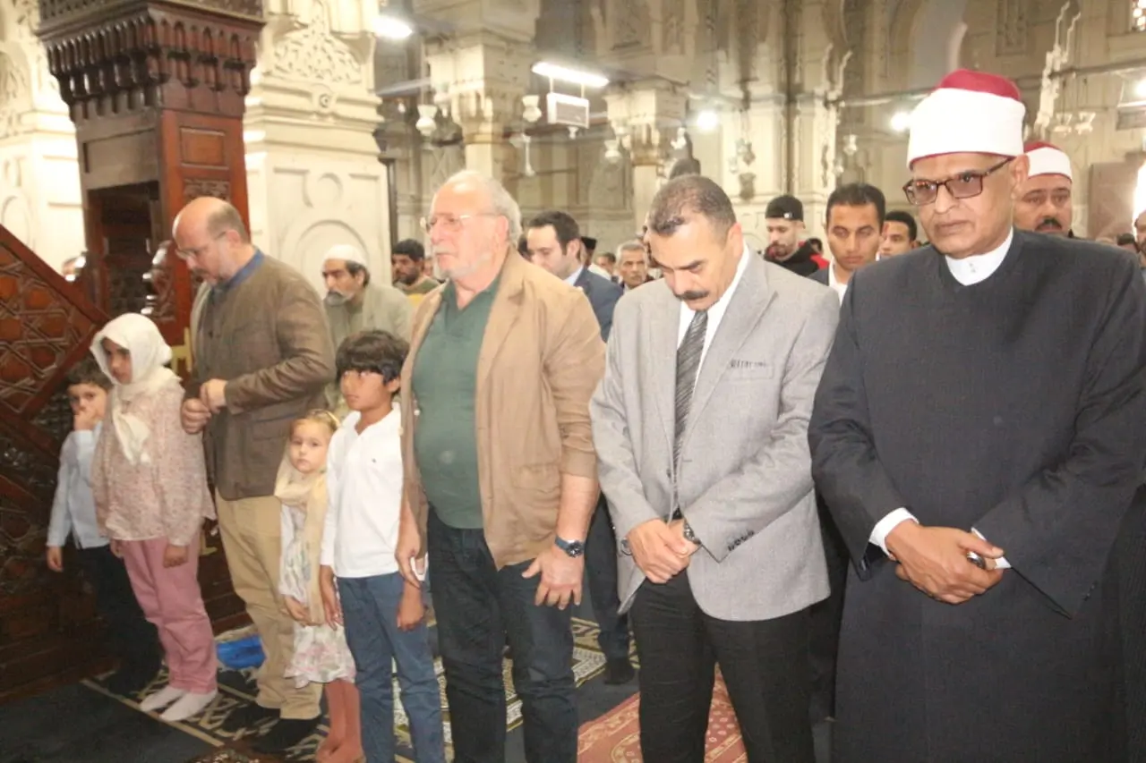 بالصور.. الملك أحمد فؤاد الثاني يؤدي صلاة الجمعة بمسجد القائد إبراهيم في الإسكندرية - 1000617391