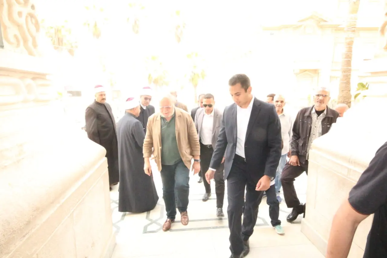 بالصور.. الملك أحمد فؤاد الثاني يؤدي صلاة الجمعة بمسجد القائد إبراهيم في الإسكندرية - 1000617392