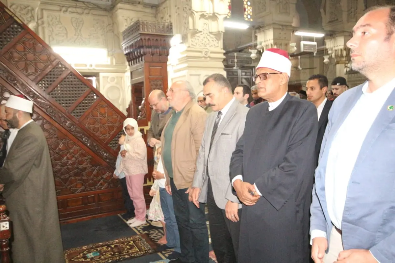 بالصور.. الملك أحمد فؤاد الثاني يؤدي صلاة الجمعة بمسجد القائد إبراهيم في الإسكندرية - 1000617393