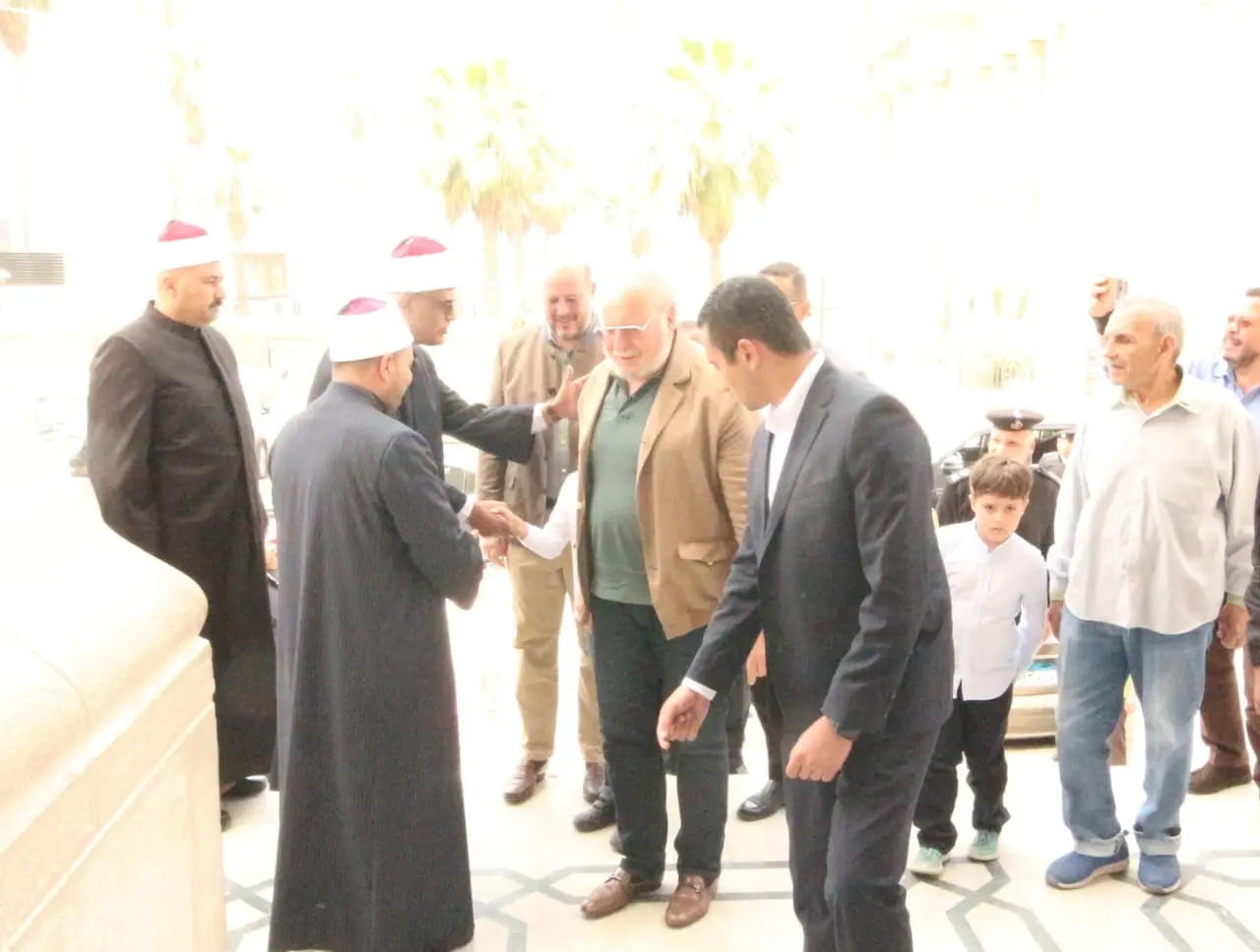 بالصور.. الملك أحمد فؤاد الثاني يؤدي صلاة الجمعة بمسجد القائد إبراهيم في الإسكندرية - 1000617394