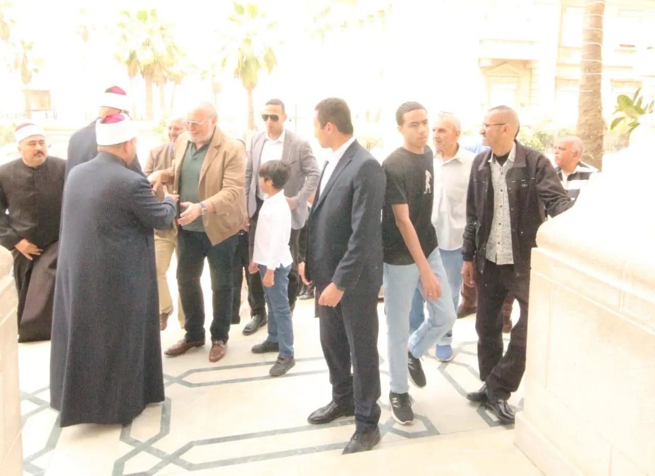 بالصور.. الملك أحمد فؤاد الثاني يؤدي صلاة الجمعة بمسجد القائد إبراهيم في الإسكندرية - 1000617395