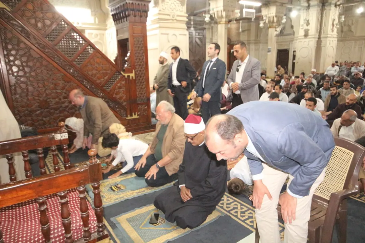 بالصور.. الملك أحمد فؤاد الثاني يؤدي صلاة الجمعة بمسجد القائد إبراهيم في الإسكندرية - 1000617396