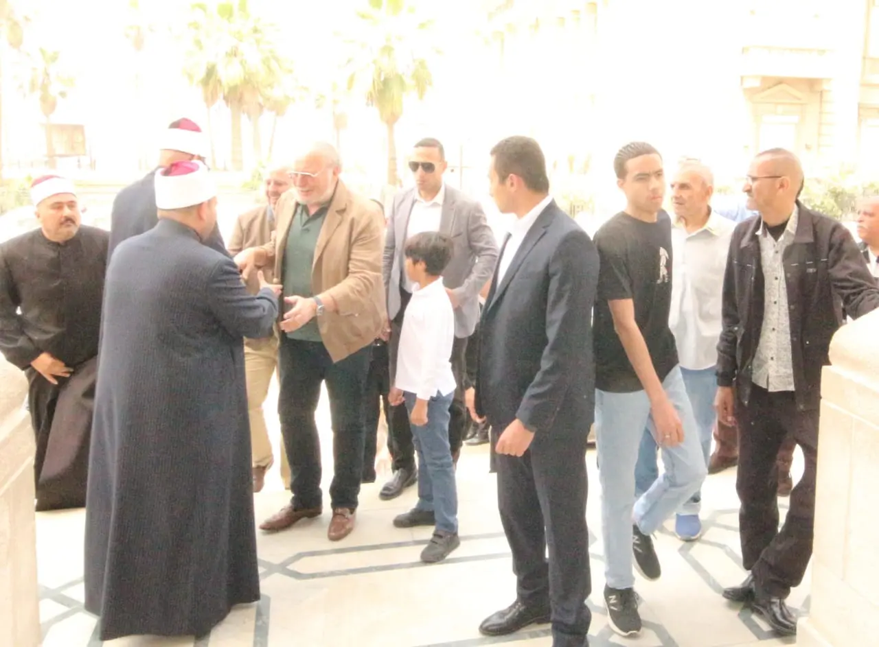 بالصور.. الملك أحمد فؤاد الثاني يؤدي صلاة الجمعة بمسجد القائد إبراهيم في الإسكندرية - 1000617397